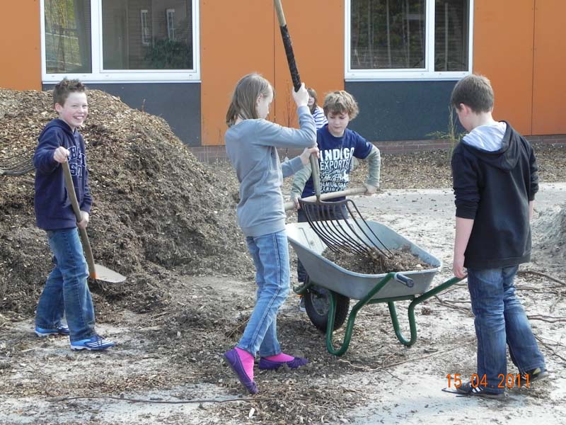 Schulhofverschönerung 15.04.2011 004